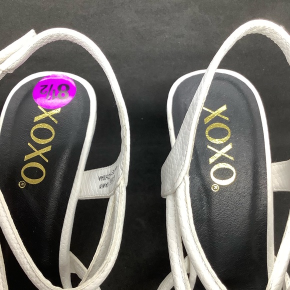 XOXO LILIANA WHITE EMBOSSED REPTILE SANDALS - Picture 5 of 11